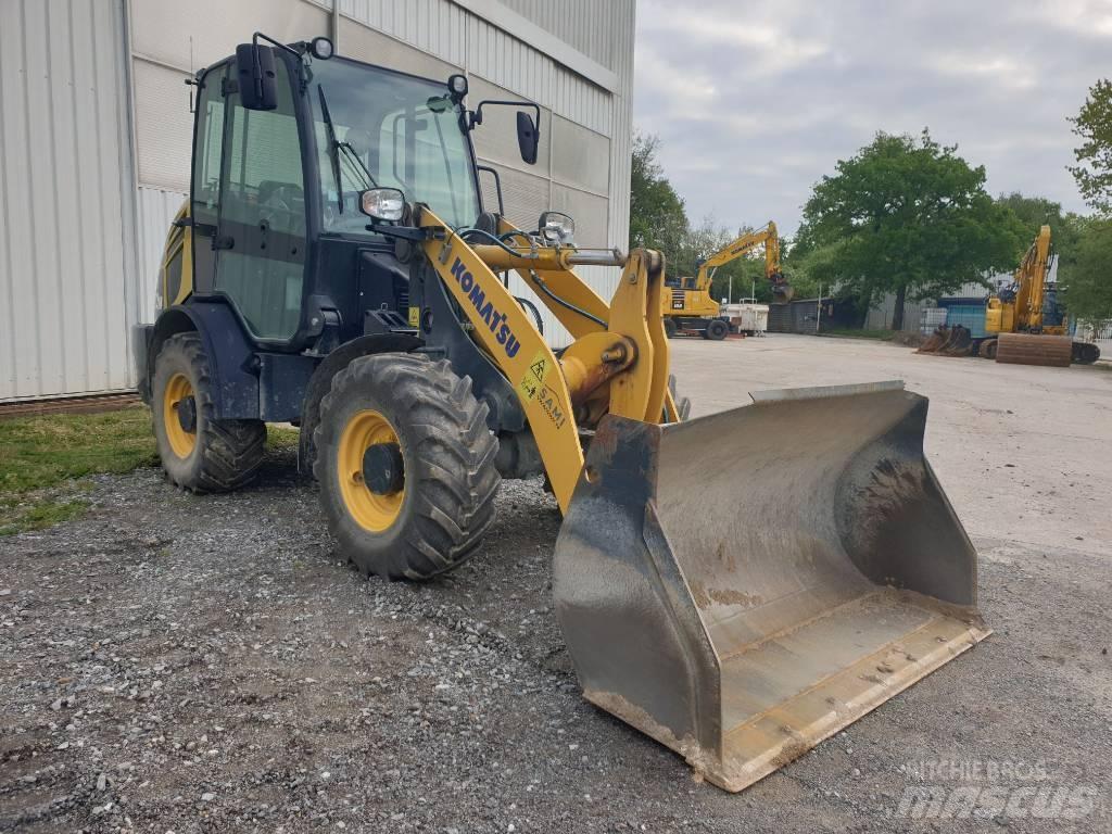 Komatsu WA70M-8 Kolesové nakladače