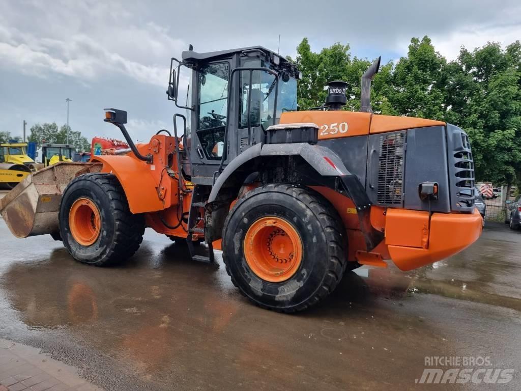 Hitachi ZW 250 Kolesové nakladače