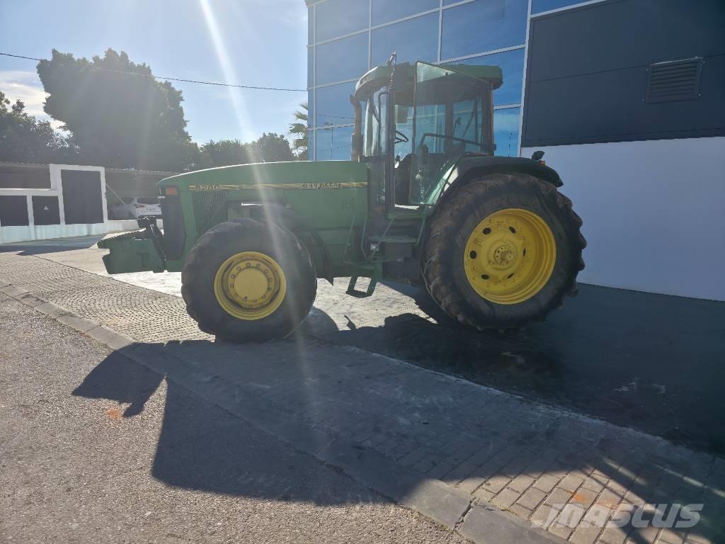 John Deere 8200 Traktory