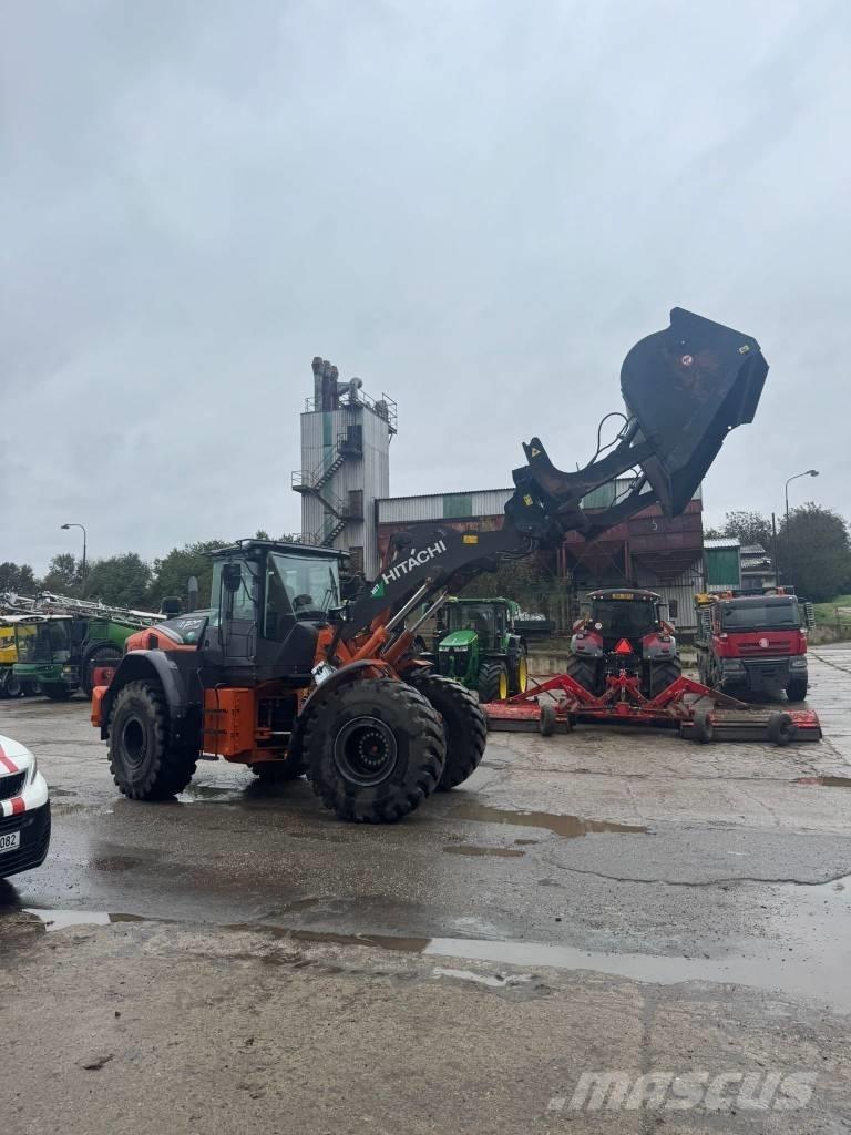 Hitachi ZW220 Kolesové nakladače