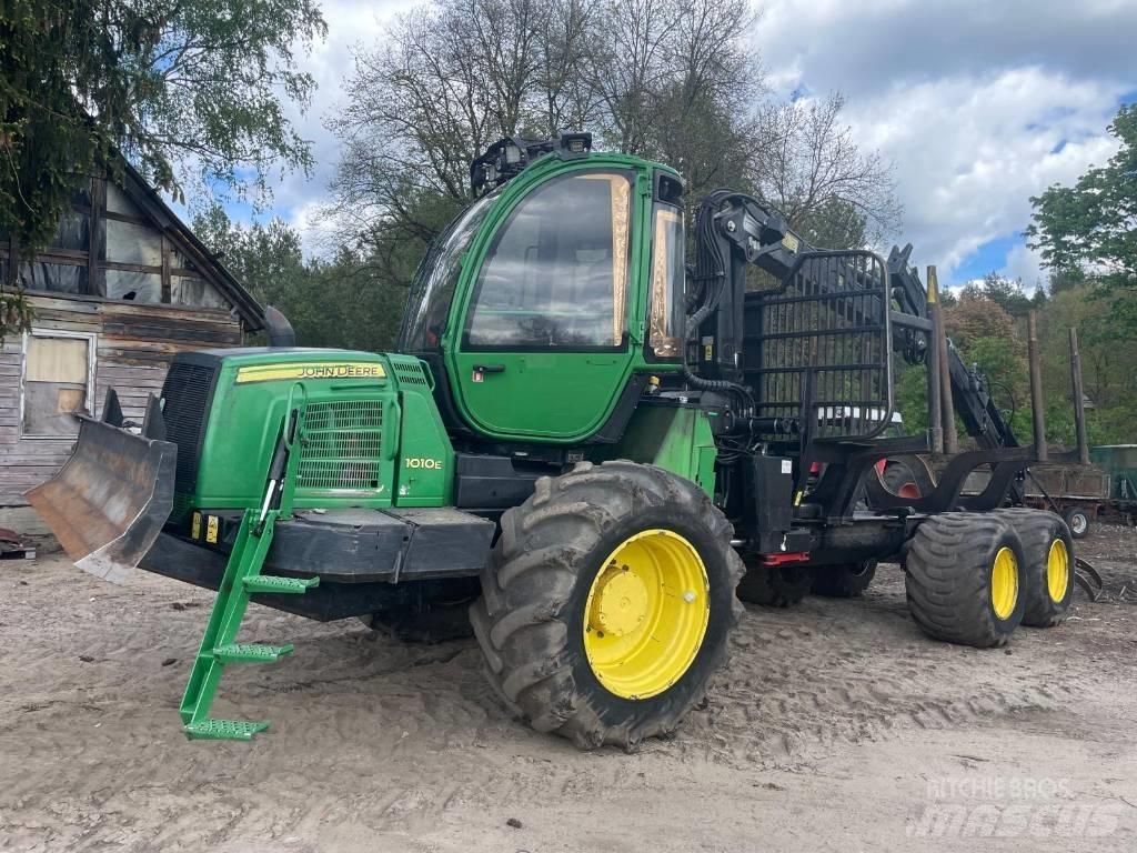 John Deere 1010 E Lesné traktory