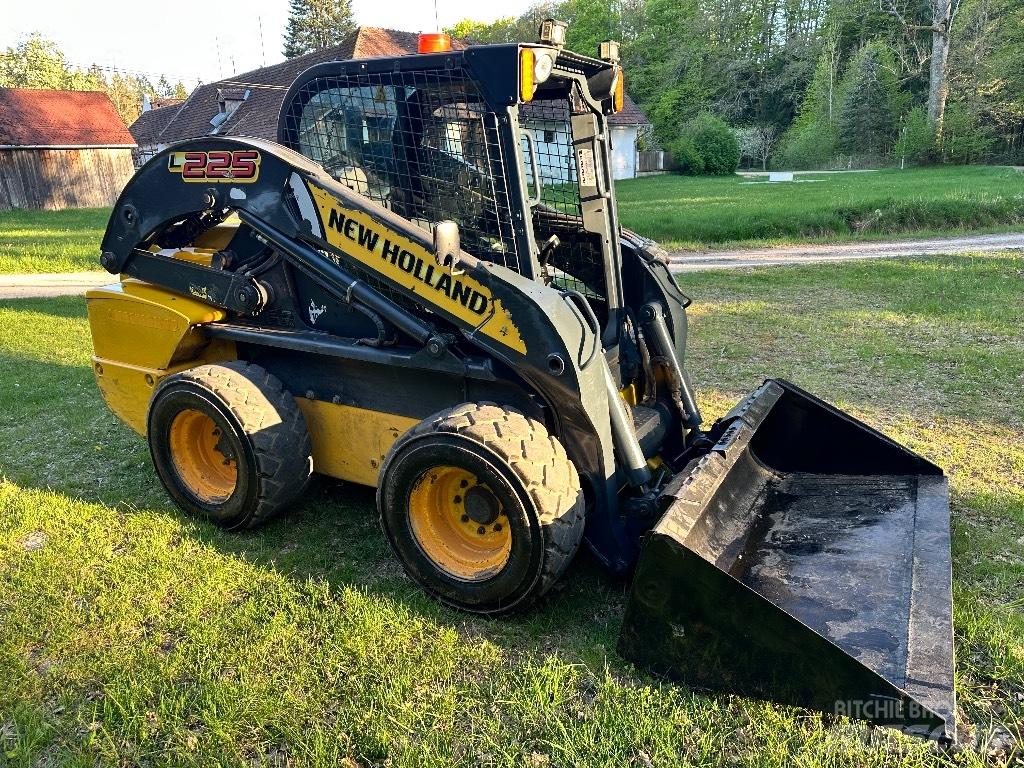 New Holland L 225 Šmykom riadené nakladače