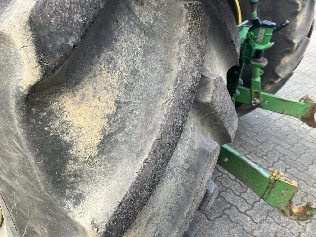 John Deere 6215R Traktory