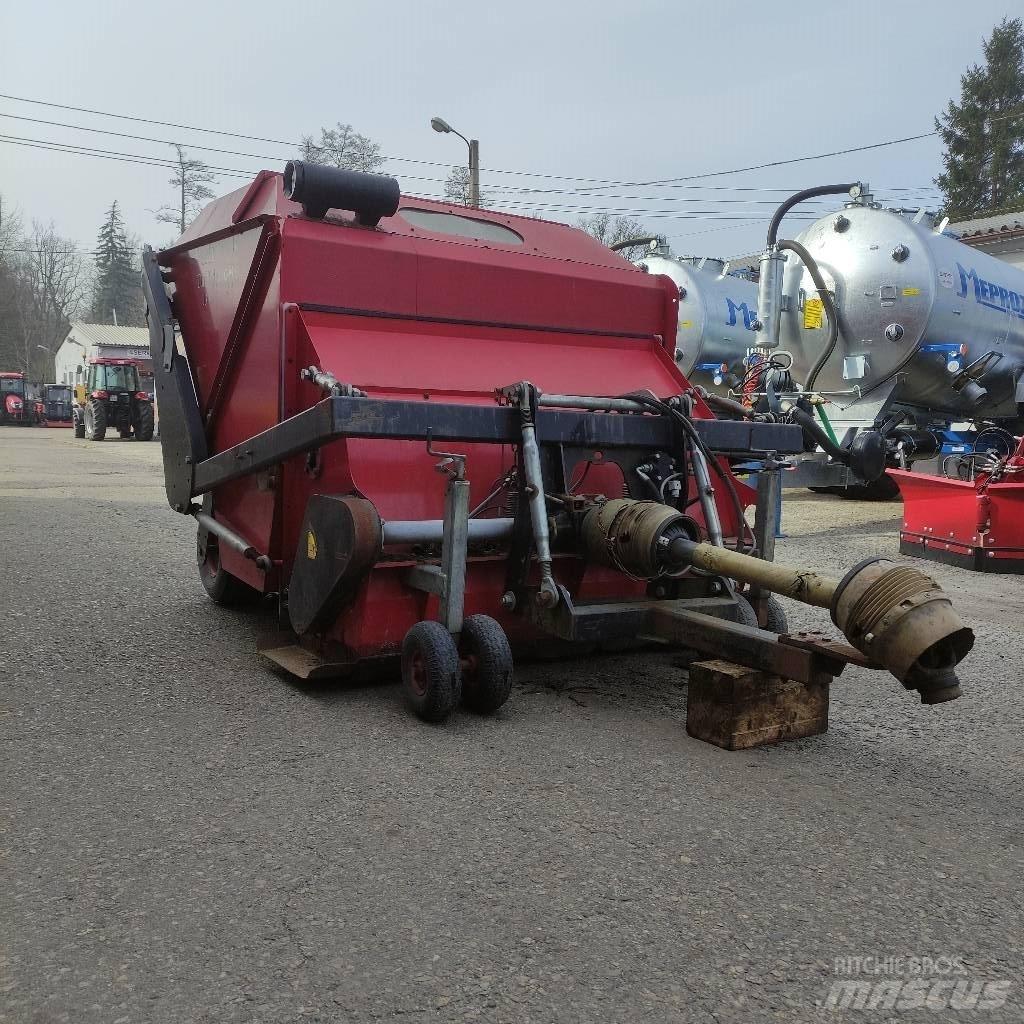 Turf Maker Tidy Kosačky namontované a ťahané