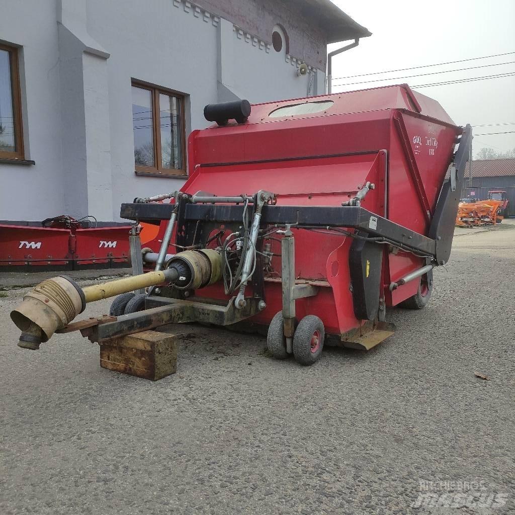 Turf Maker Tidy Kosačky namontované a ťahané