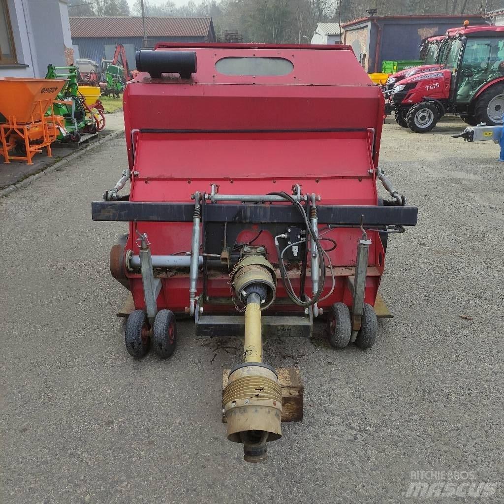 Turf Maker Tidy Kosačky namontované a ťahané