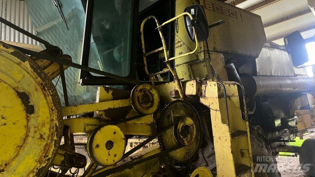 New Holland 8050 Kombinované zberacie stroje