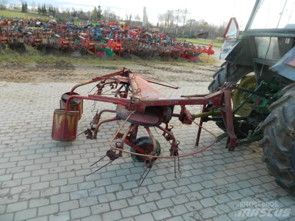 JF CR 320 Obracače a zhrabovače sena