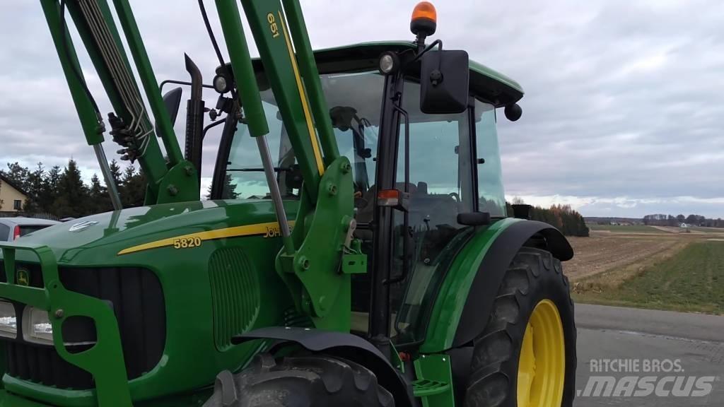 John Deere 5820 Traktory