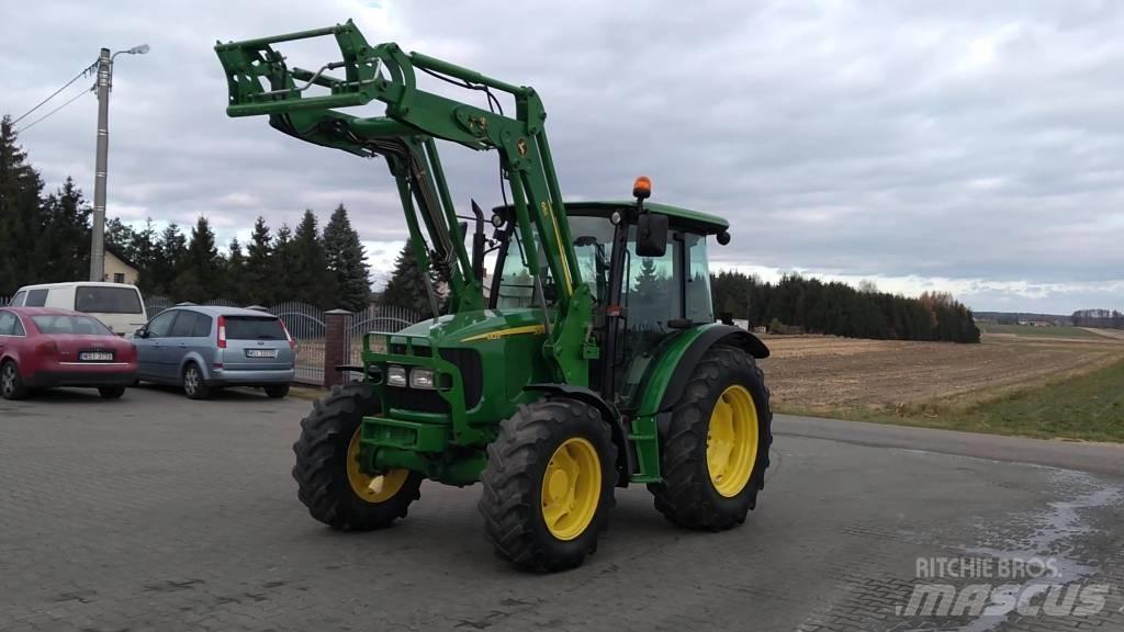 John Deere 5820 Traktory