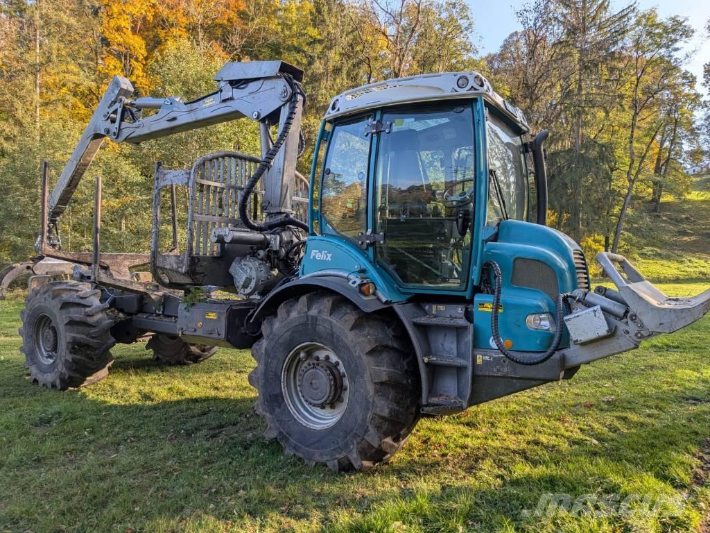 Pfanzelt Felix Lesné traktory