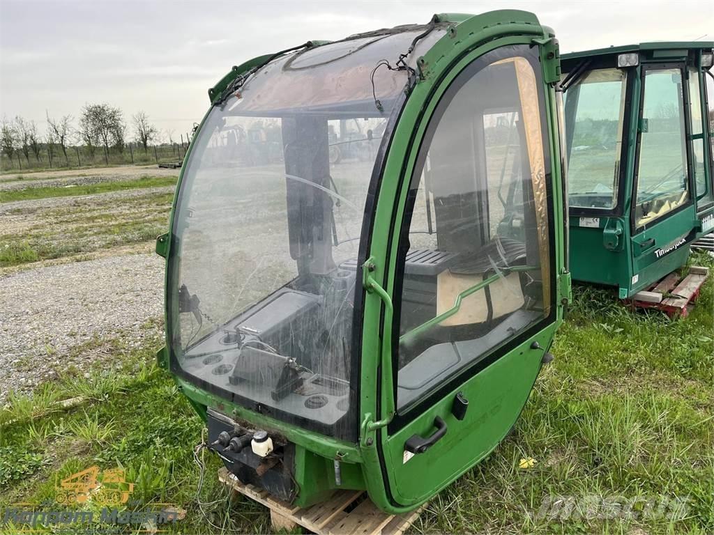 John Deere 1470E Kabíny a interiér
