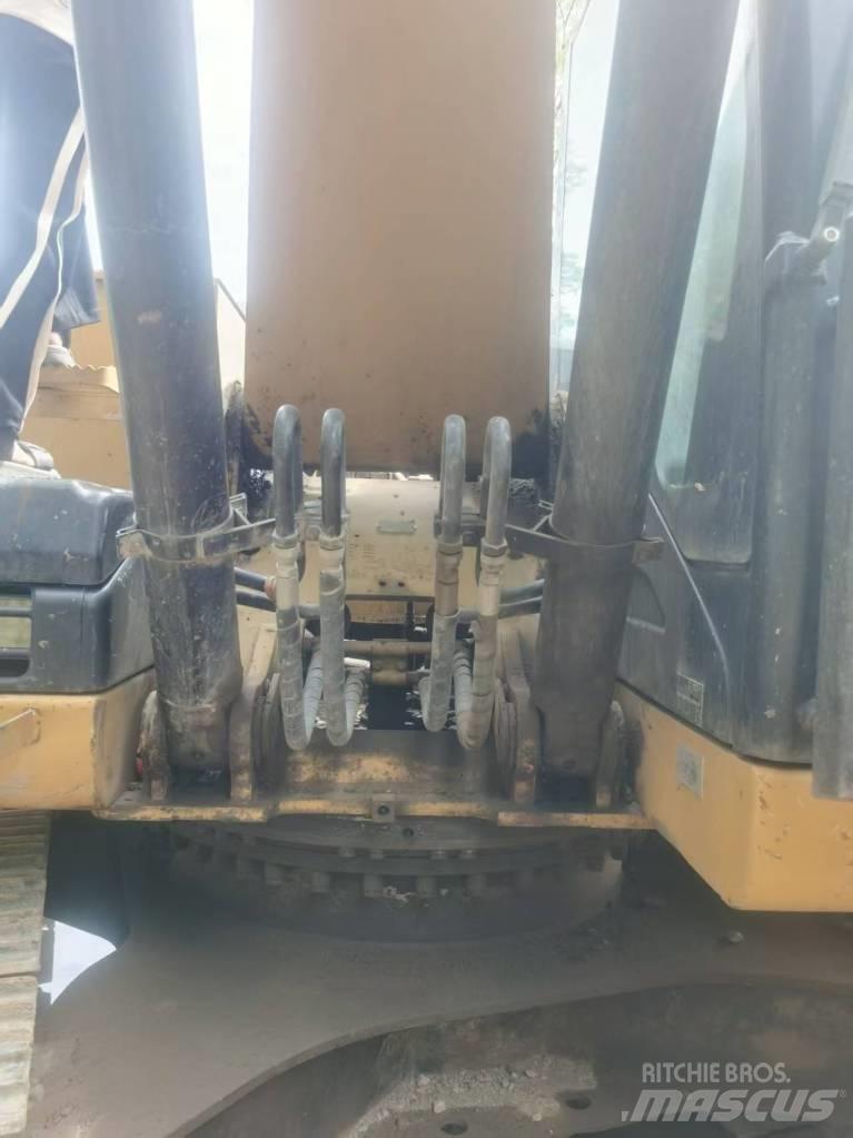 CAT 320 D2 Pásové rýpadlá
