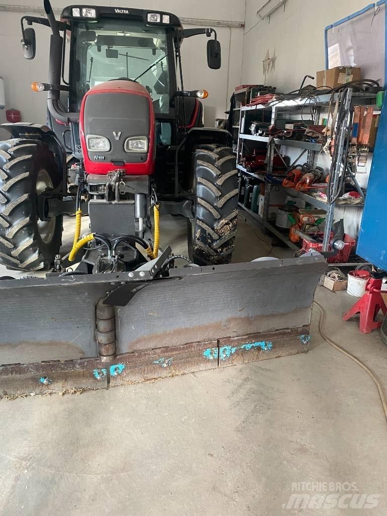 Valtra N 101 Traktory