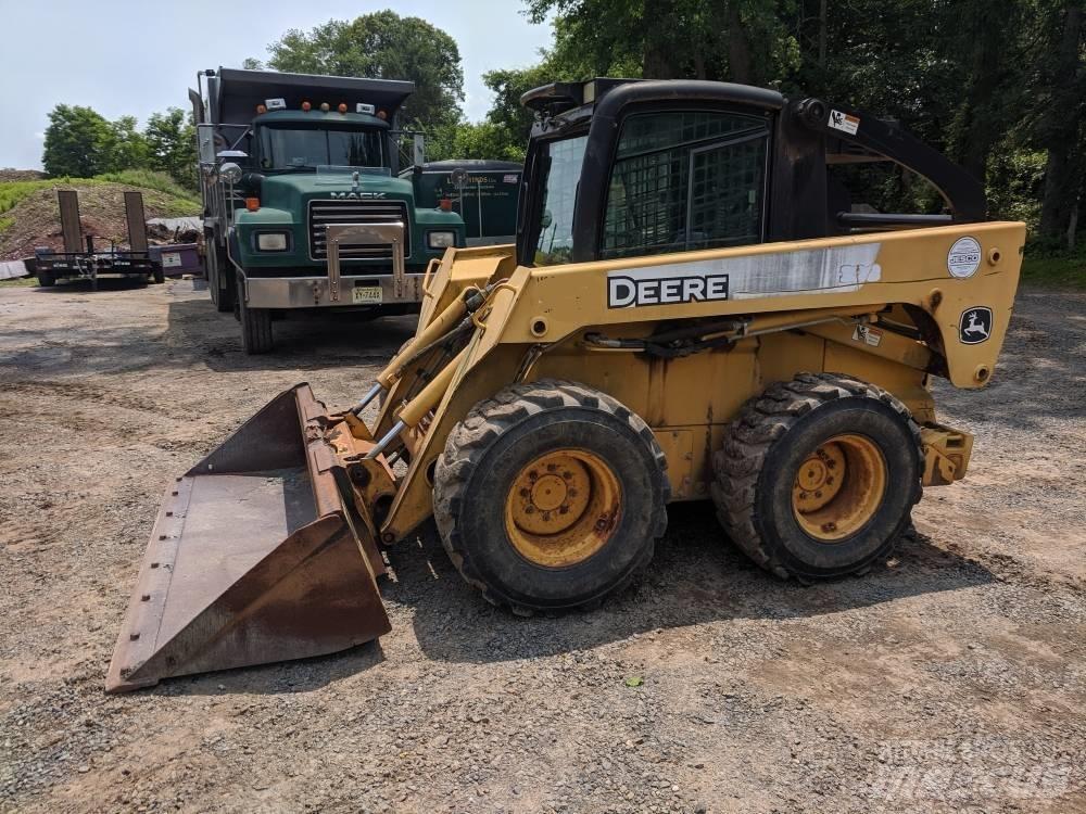John Deere 328 Šmykom riadené nakladače