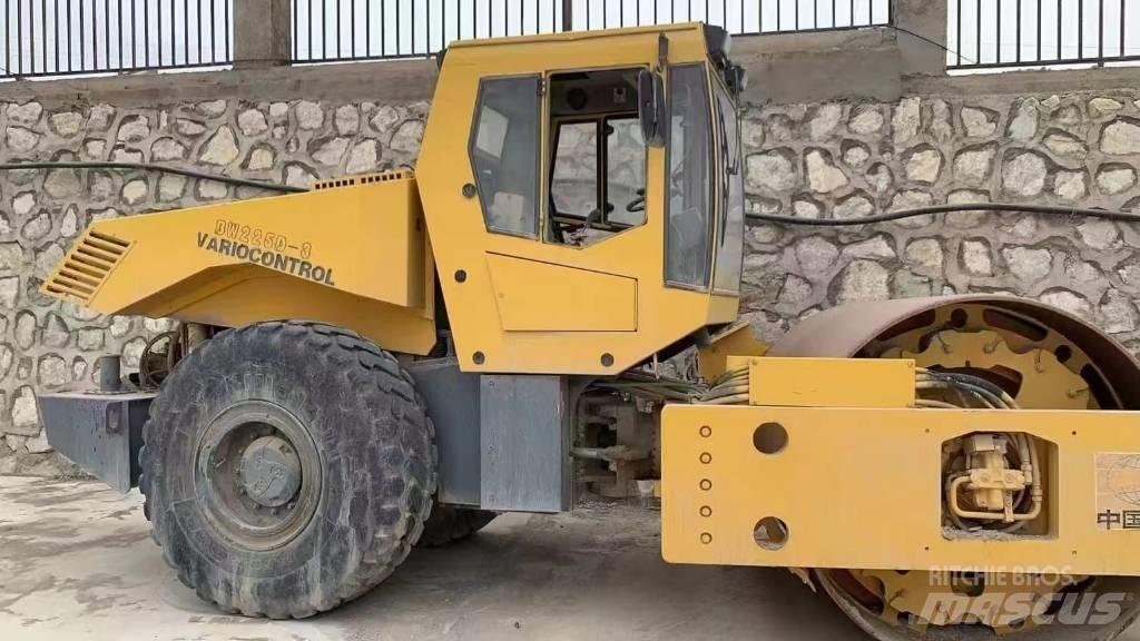 Bomag bw225d-3 Ťahačové valce