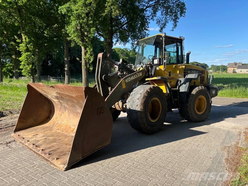 Komatsu WA250-6 Kolesové nakladače