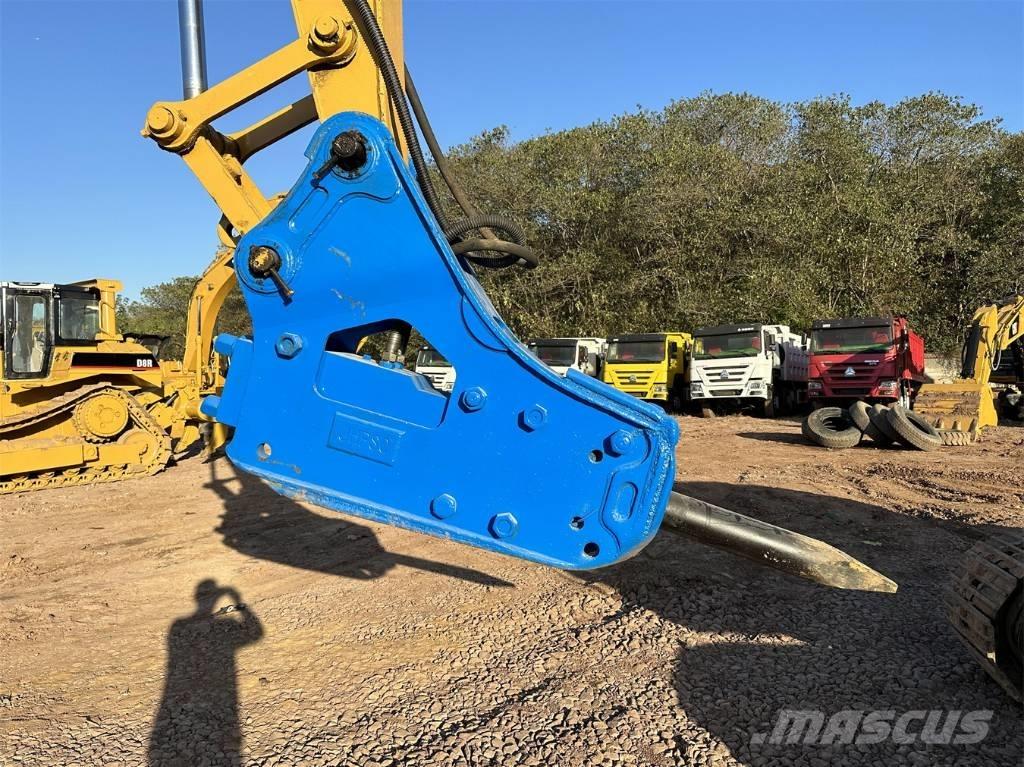 CAT 320 D L Pásové rýpadlá