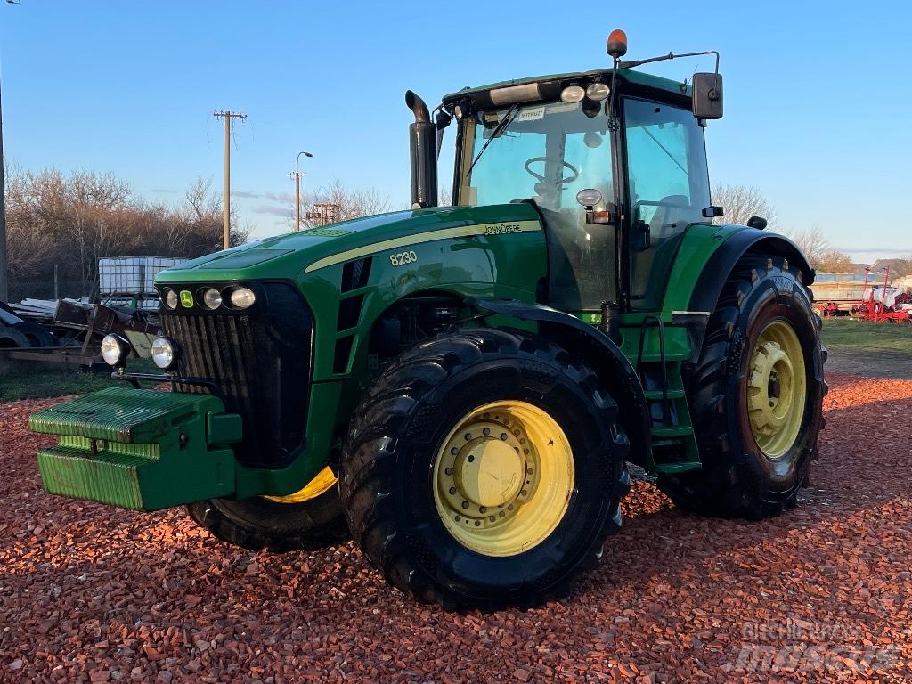 John Deere 8230 Traktory