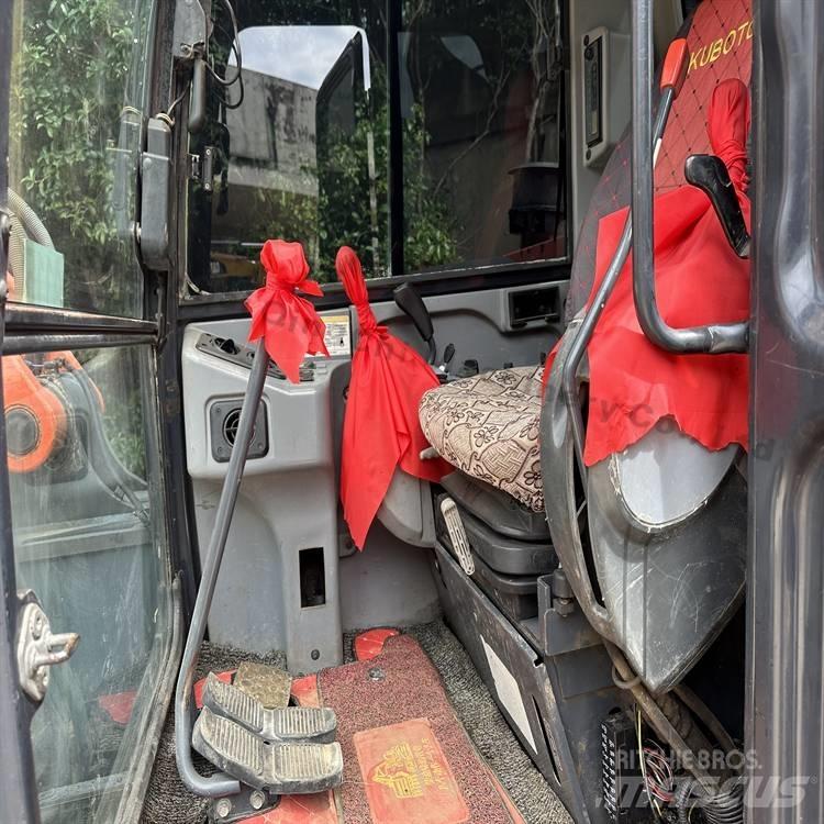 Kubota 183-3 Pásové rýpadlá
