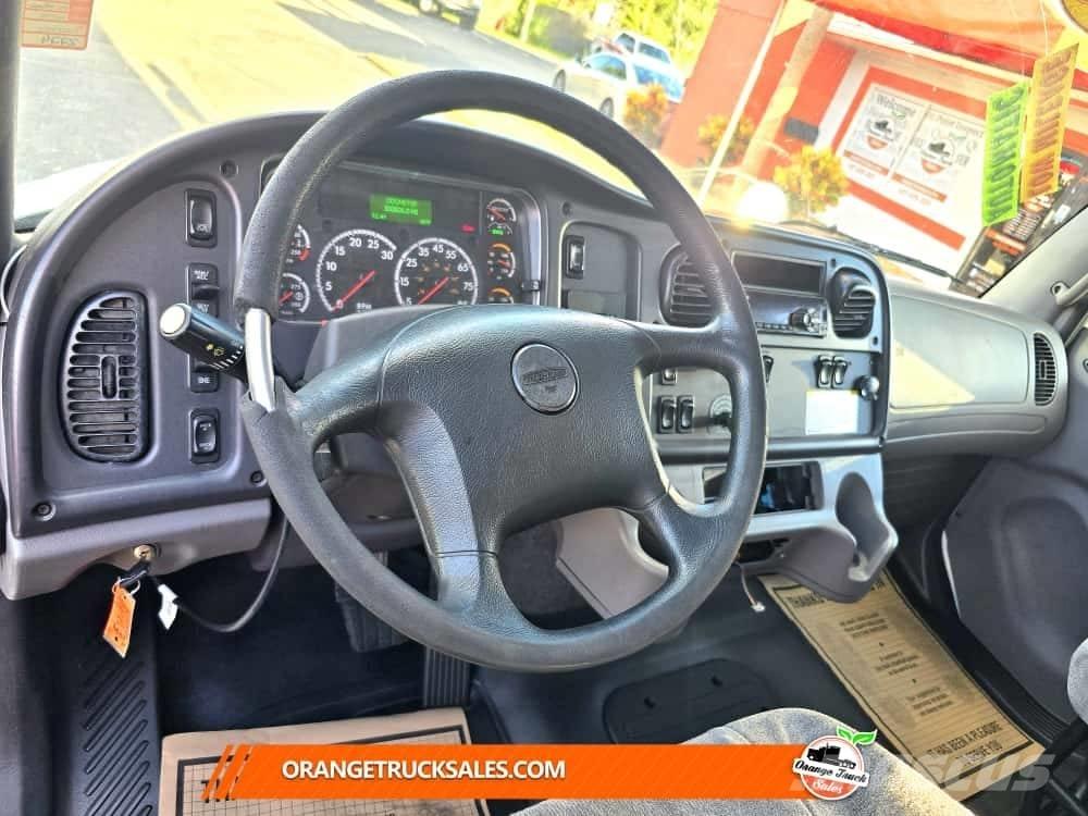 Freightliner M2 106 Chladiarenské nákladné vozidlá