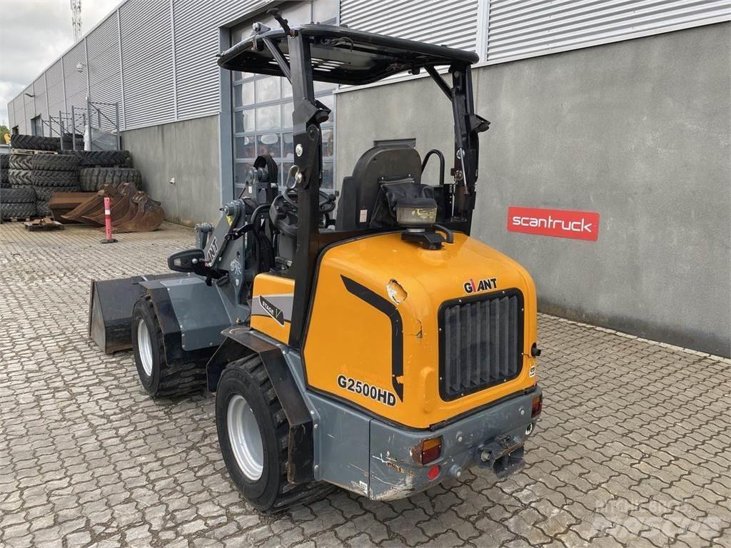 GiANT G2500HD Viacúčelové nakladače