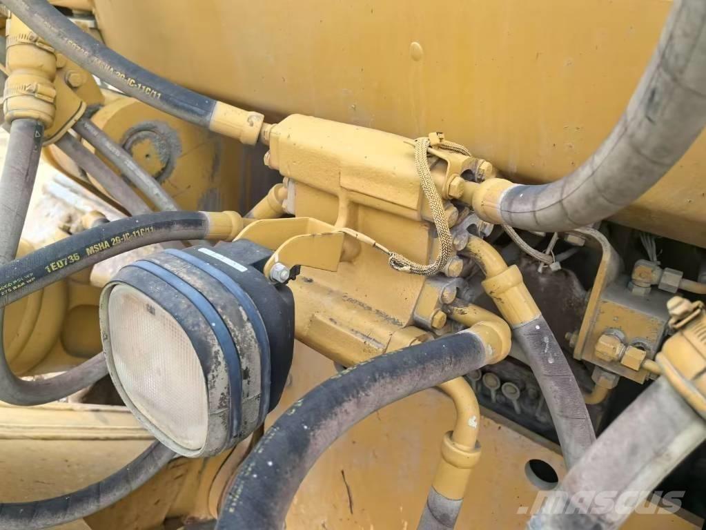 CAT D 8 T Pásové dozéry