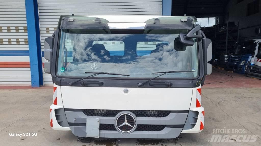 Mercedes-Benz CABIN Kabíny a interiér