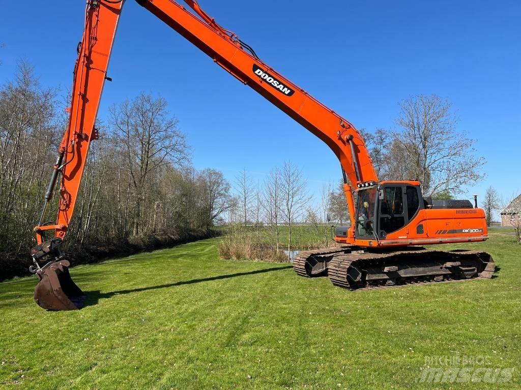 Doosan DX 300 Pásové rýpadlá