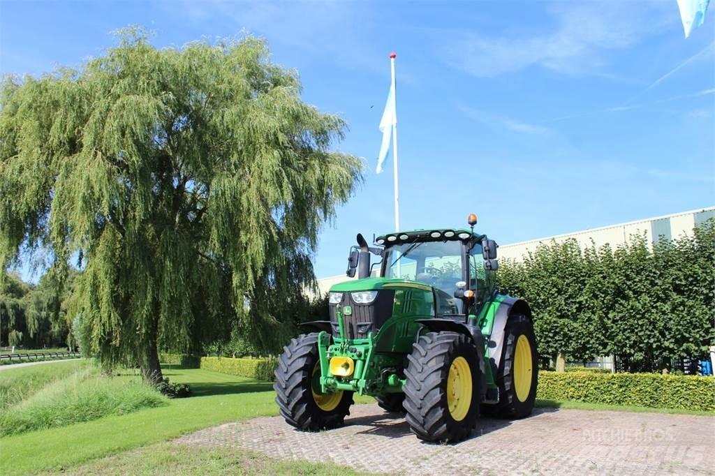 John Deere 6215R Traktory