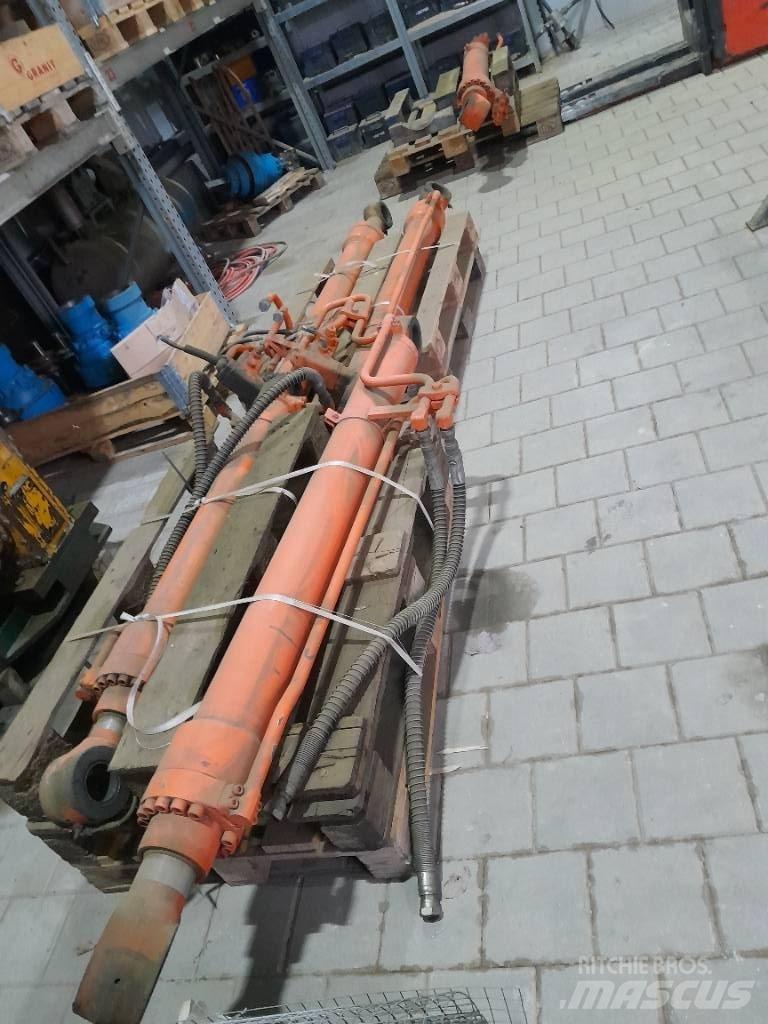 Hitachi ZX 210 Pásové rýpadlá