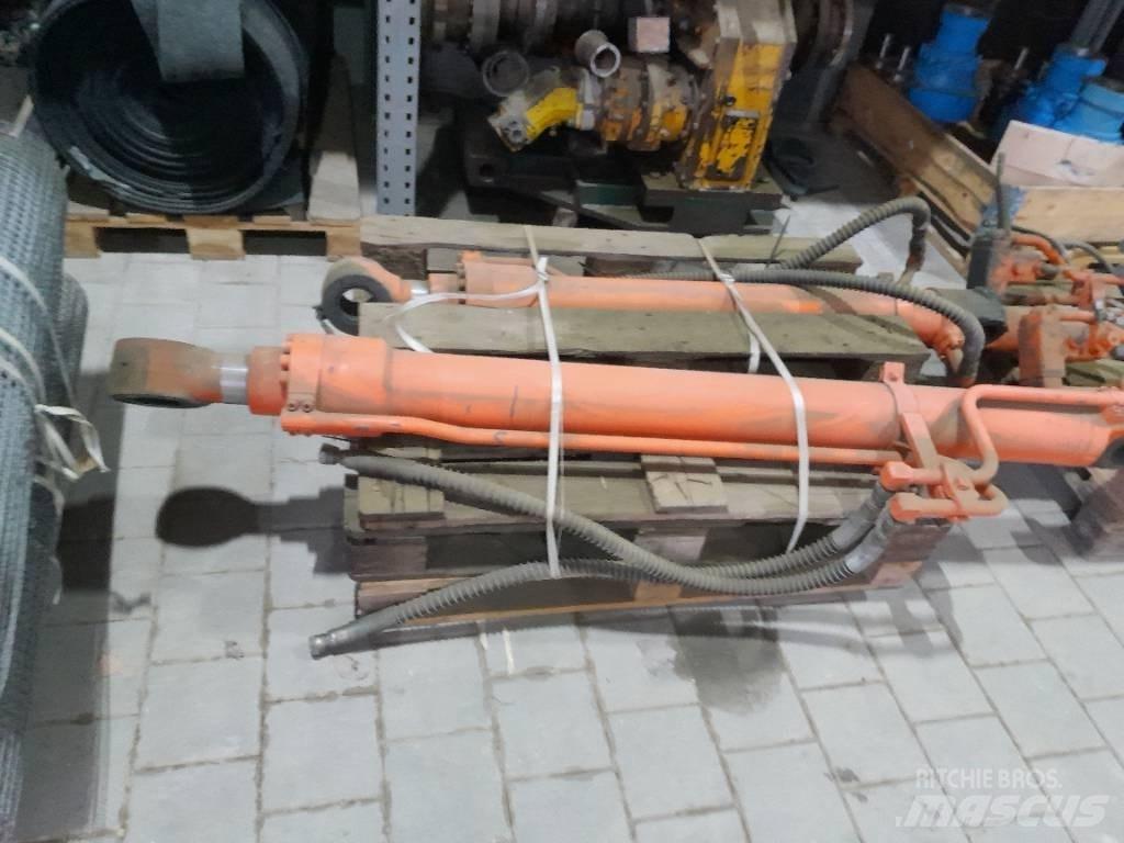 Hitachi ZX 210 Pásové rýpadlá
