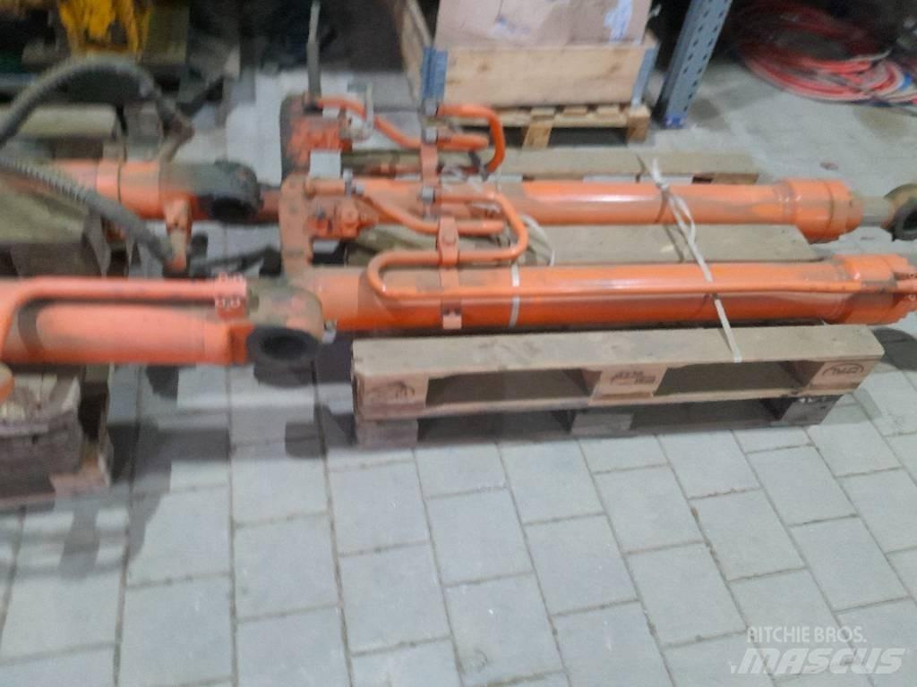 Hitachi ZX 210 Pásové rýpadlá
