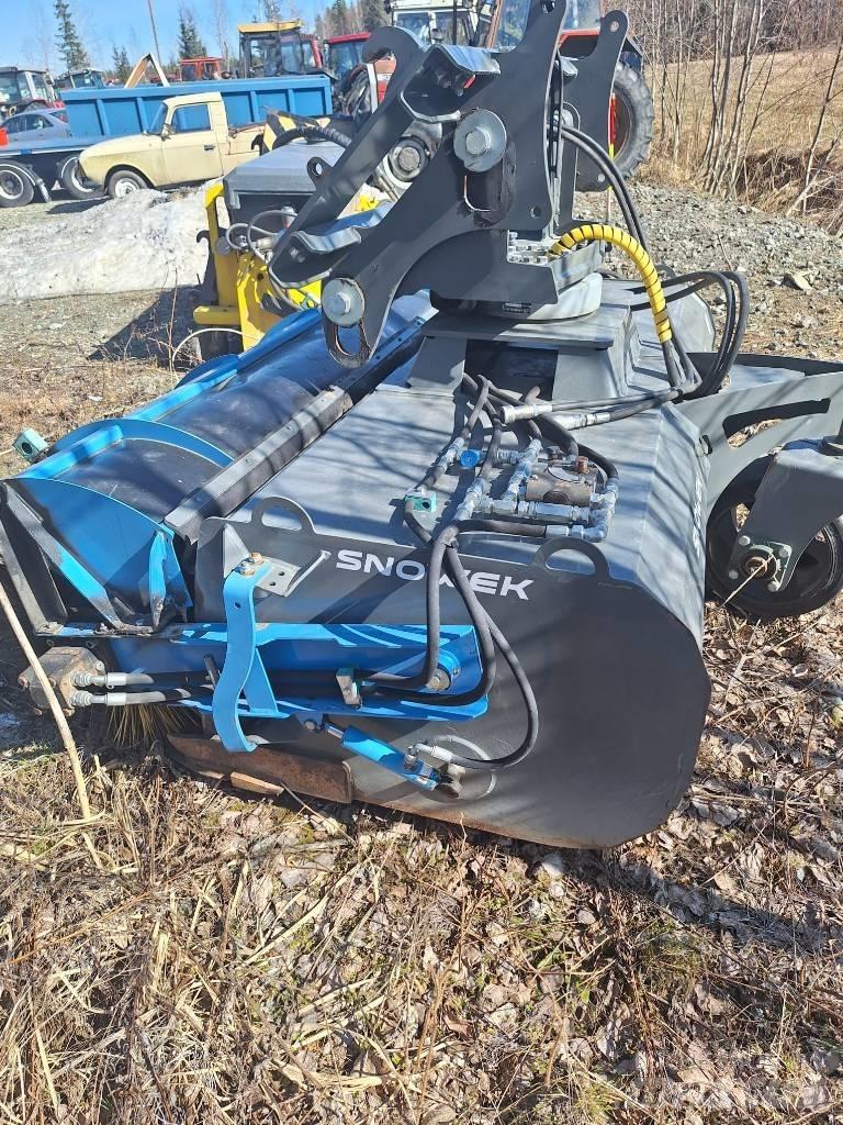 Snowek Circulus 220M Posýpače soli a piesku
