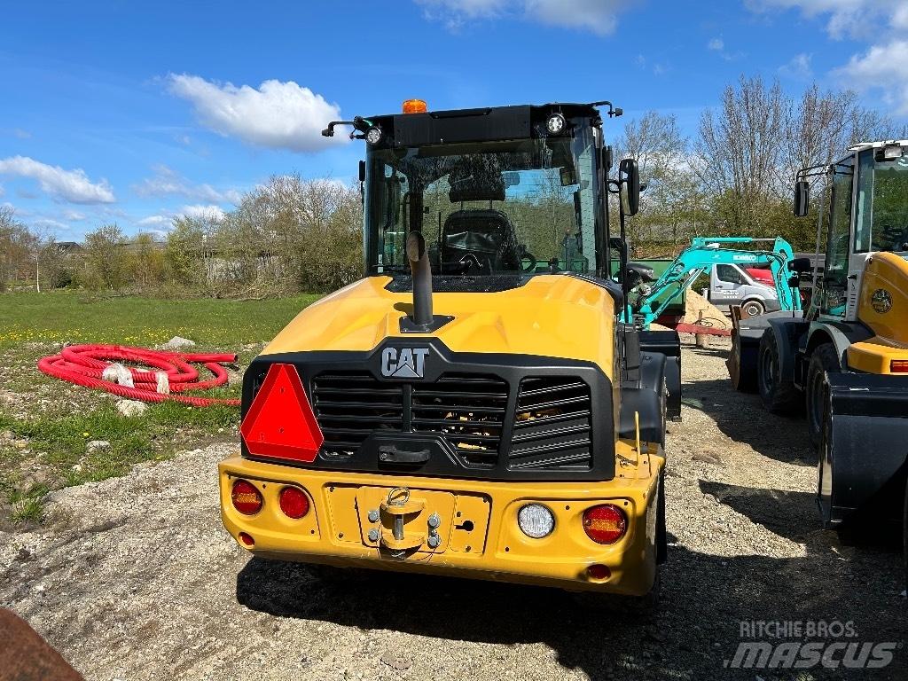CAT 906 Kolesové nakladače