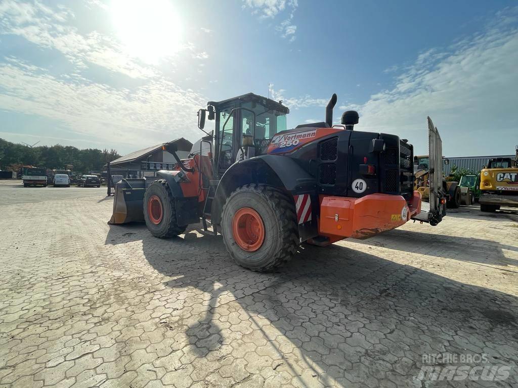 Hitachi ZW 250-6 Kolesové nakladače