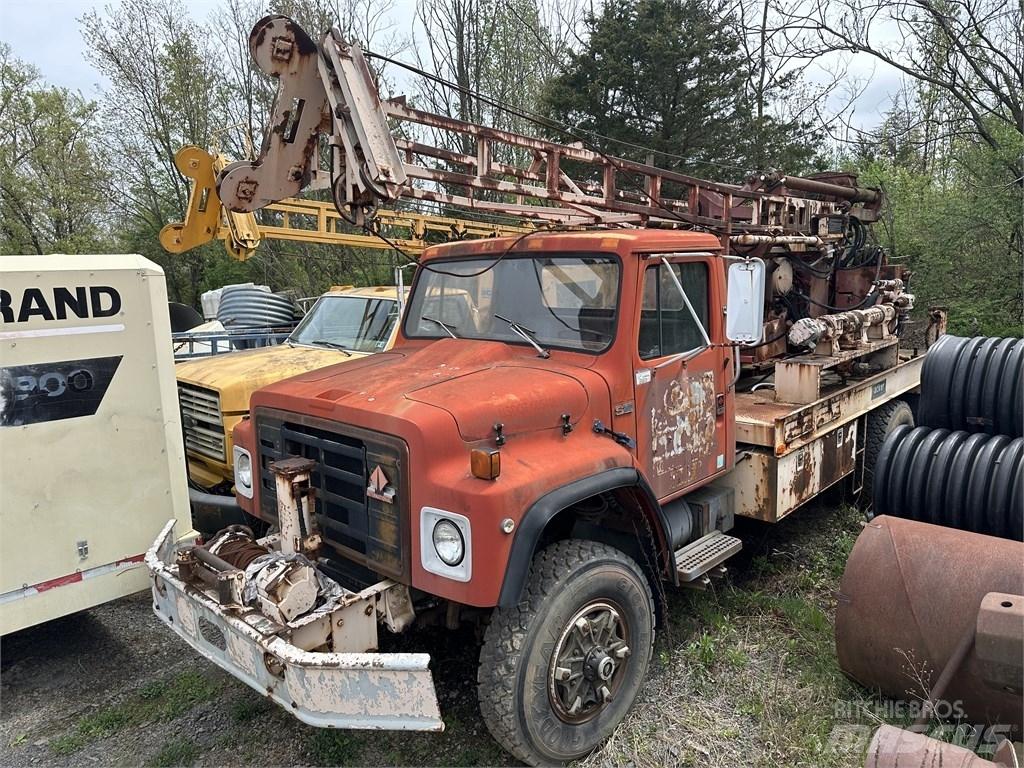Navistar 1854 Plošinové nákladné automobily/nákladné automobily so sklápacími bočnicami