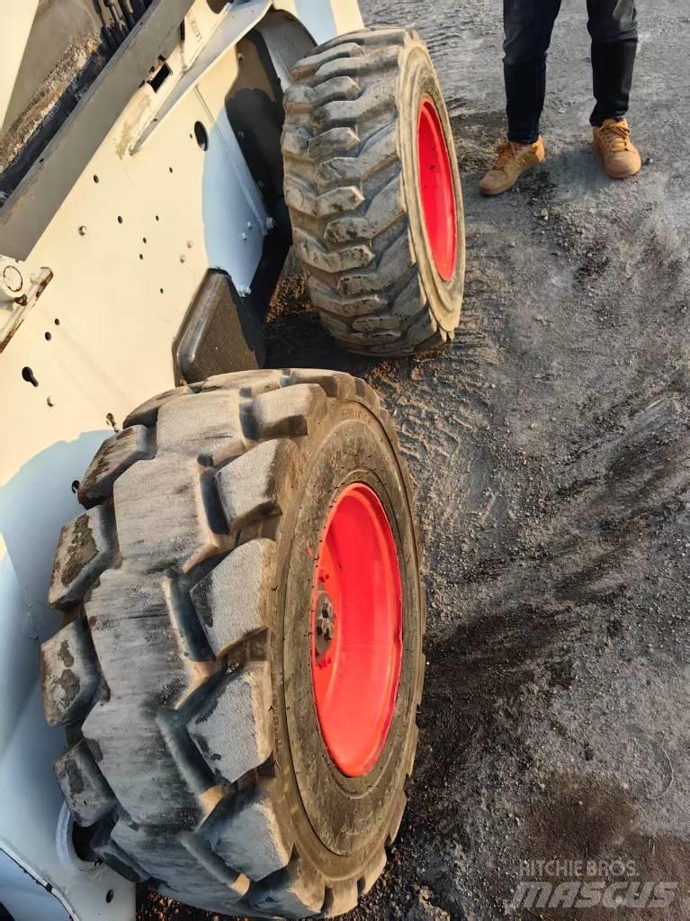 Bobcat S 300 Šmykom riadené nakladače