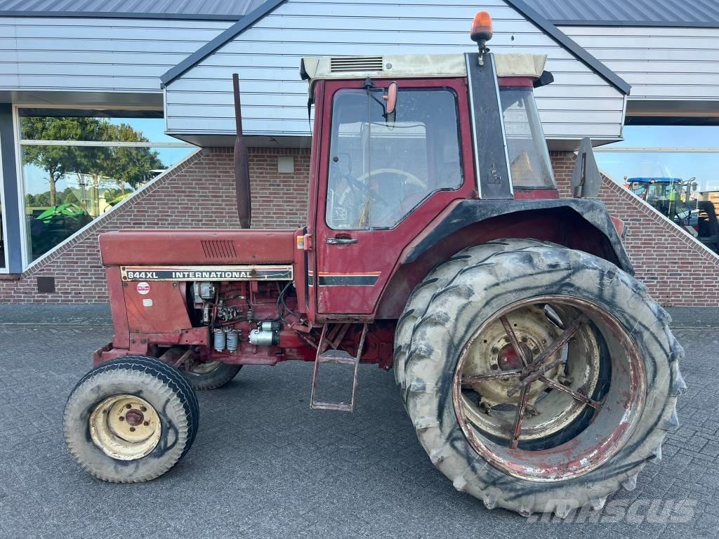 International 844 Traktory