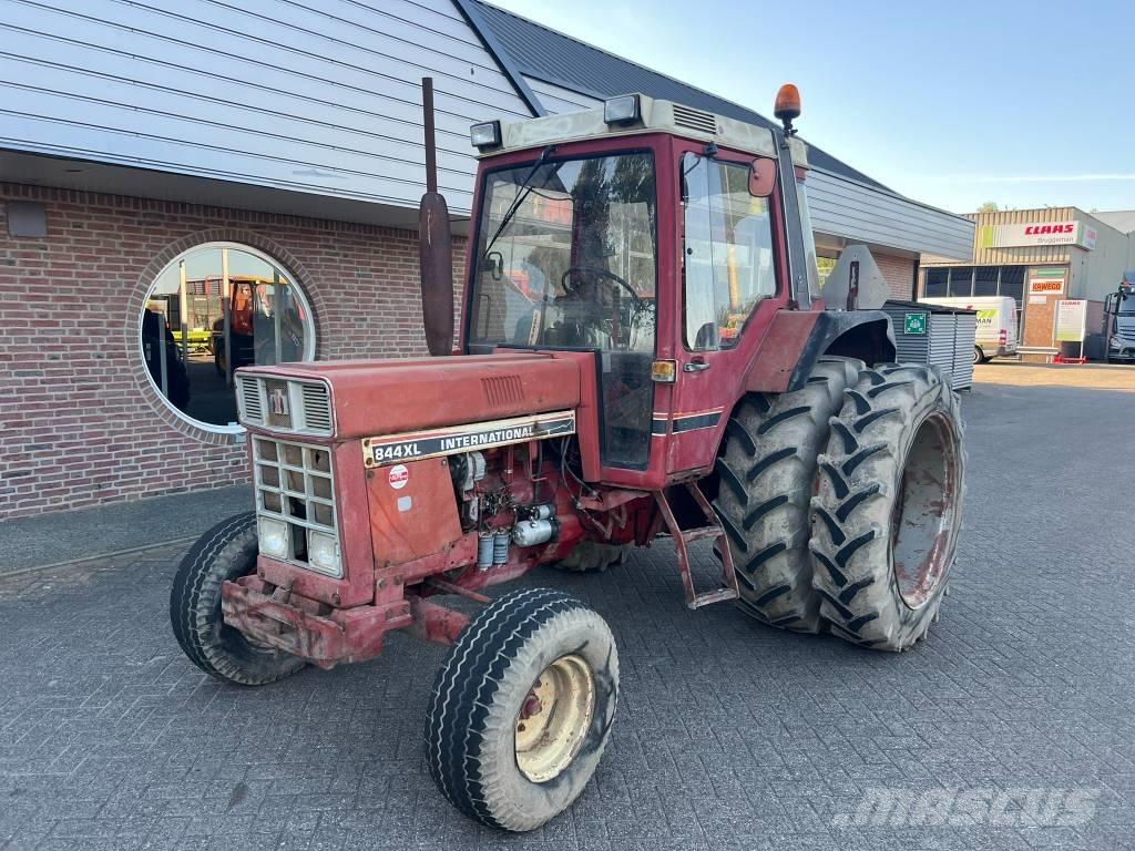 International 844 Traktory