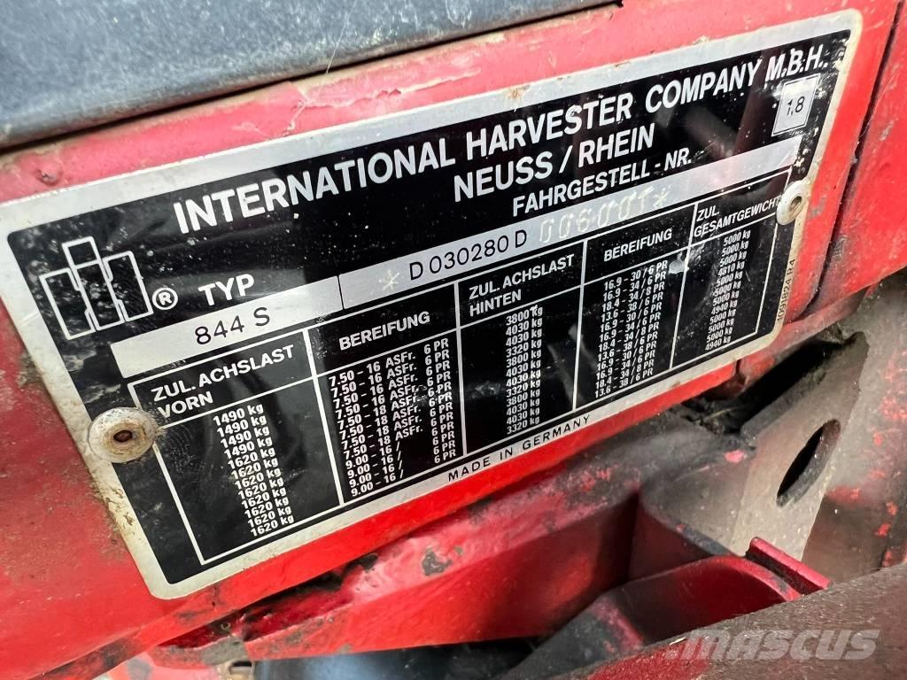 International 844 Traktory