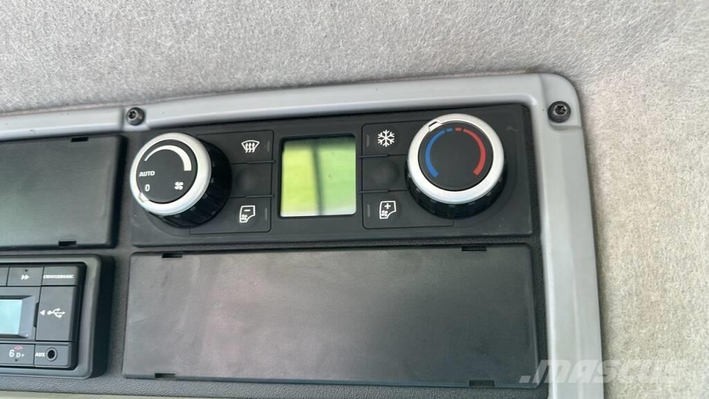 Valtra Q305 Traktory