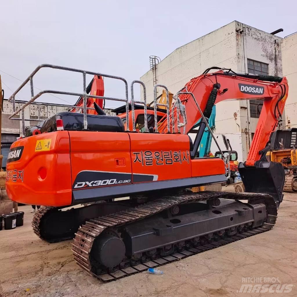 Doosan DX 300 Pásové rýpadlá