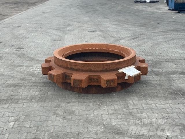 CAT 6040 SPROCKET Pásy, reťaze a podvozok