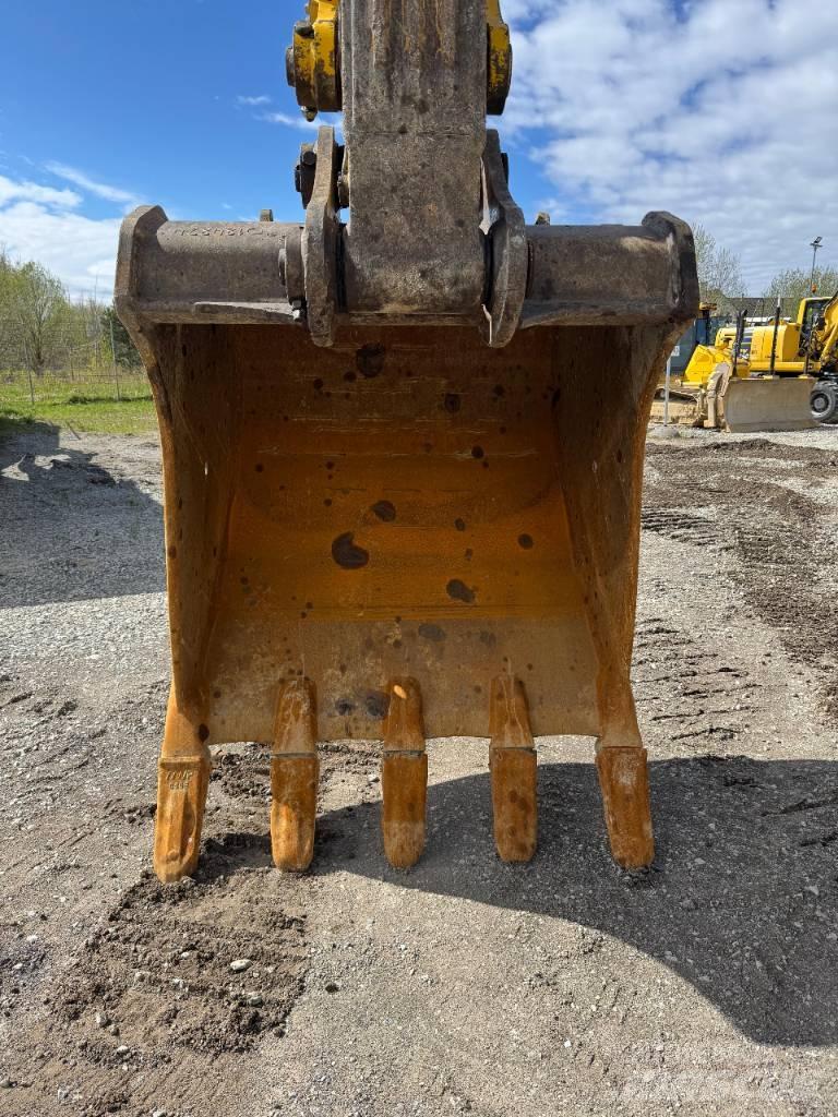 Komatsu HB365LC-3E0 Pásové rýpadlá