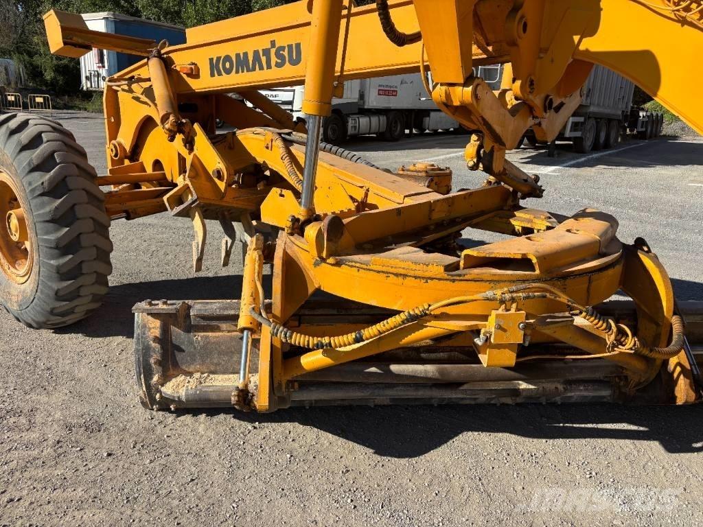 Komatsu GD 530 A Grejdery