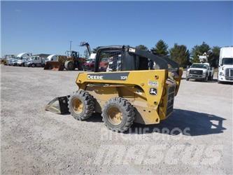 John Deere 325 Šmykom riadené nakladače