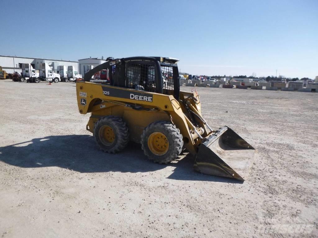 John Deere 325 Šmykom riadené nakladače