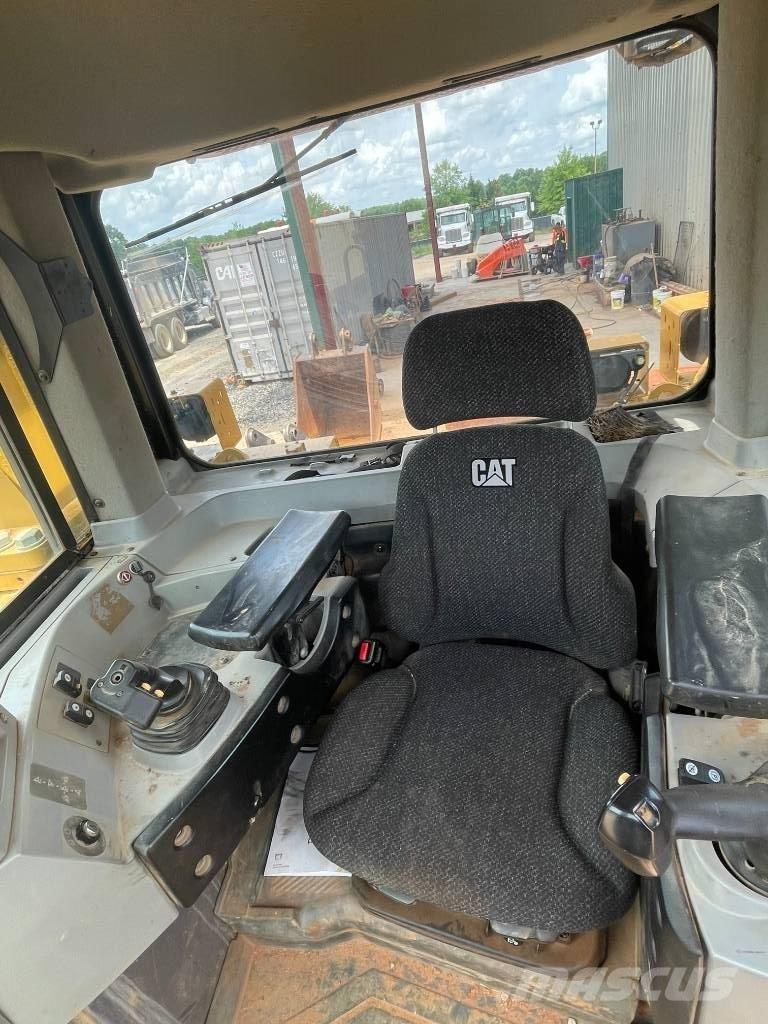 CAT D 8 T Pásové dozéry