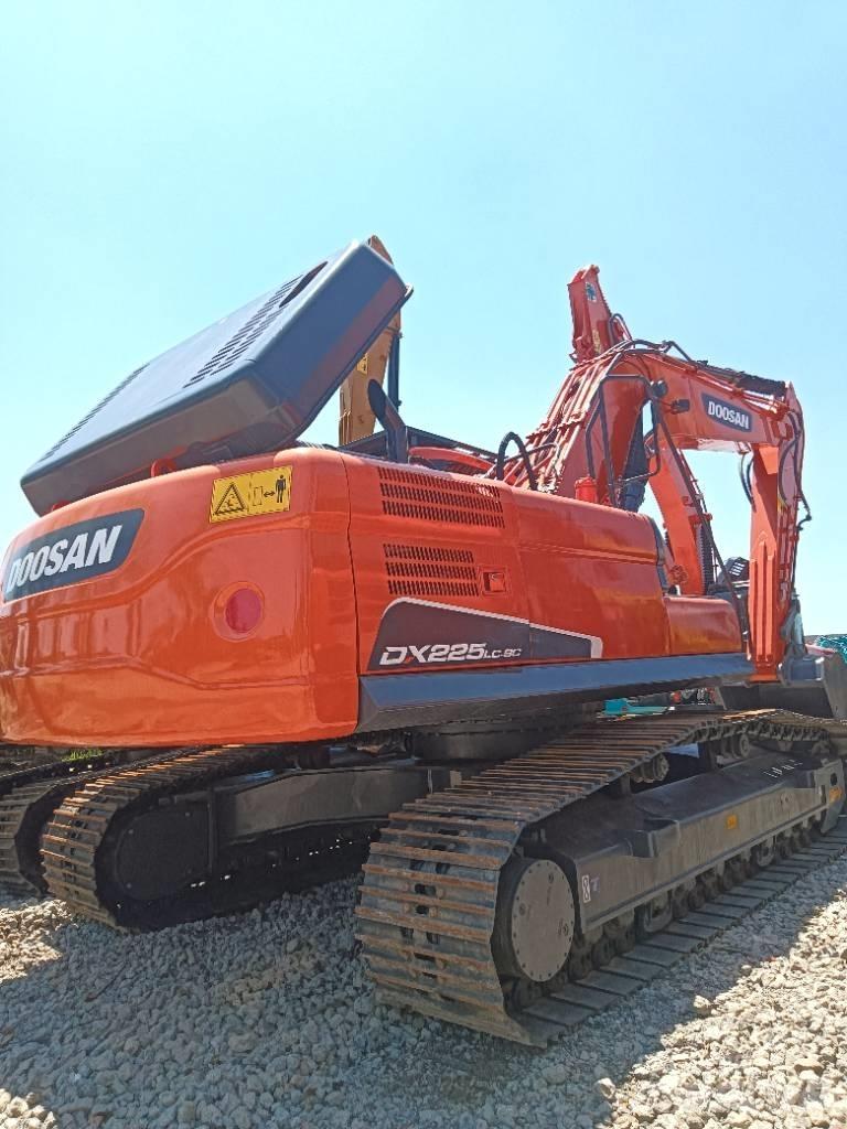 Doosan DX 225 Pásové rýpadlá